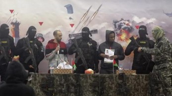 Απελευθερώθηκαν οι 2 πρώτοι όμηροι - Η Χαμάς συνεχίζει τις σκηνοθετημένες παραδόσεις