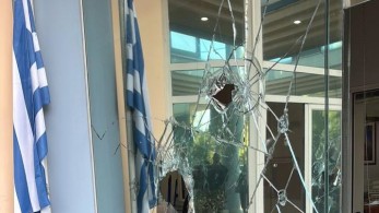 Επίθεση κουκουλοφόρων σε κτήριο της Περιφέρειας Αττικής - Νίκος Χαρδαλιάς: Δεν τρομοκρατούμαστε