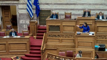 Πρόταση δυσπιστίας: ακραία επίθεση με χυδαίους χαρακτηρισμούς Κωνσταντοπούλου στον Βορίδη