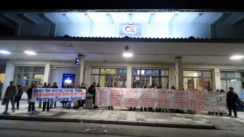 Λάρισα: επίθεση με πέτρες στον σταθμό του ΟΣΕ