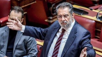 Χυδαιότητες από βουλευτή του ΣΥΡΙΖΑ: χαρακτηρίζει «χαζό πρωθυπουργό» τον Μητσοτάκη και «κοντούλα λεμονιά» τον Ανδρουλάκη (Vid)