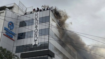 Μέλη του Ρουβίκωνα ανέβηκαν στο κτήριο της Hellenic Train - Έφοδος της αστυνομίας