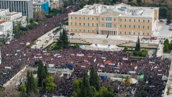 Δύο χρόνια από τα Τέμπη: κοσμοπλημμύρα στο Σύνταγμα