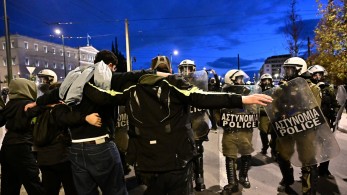 Η αστυνομία εκκένωσε το Σύνταγμα - Μεμονωμένα επεισόδια στα Προπύλαια