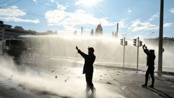 Σύνταγμα: νέα επεισόδια από τα τάγματα εφόδου των κουκουλοφόρων