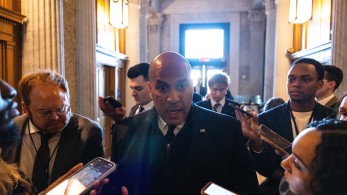 ΗΠΑ: γερουσιαστής έσπασε κάθε ρεκόρ - Μιλούσε για πάνω από 25 ώρες κατά του Τραμπ