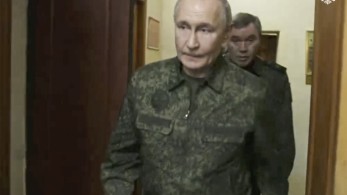 Με στολή παραλλαγής ο Πούτιν στο Κουρσκ: ζήτησε γρήγορη νίκη