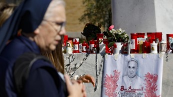 Παπολατρία: «επαναστάτες» που υμνούν τον πάπα