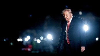 Τραμπ: Δασμό 25% σε κάθε εμπόριο με τις ΗΠΑ σε όποια χώρα αγοράζει πετρέλαιο ή φυσικό αέριο από τη Βενεζουέλα