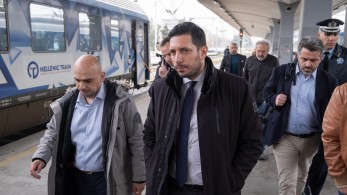 Με τρένο στη Θεσσαλονίκη ο Κυρανάκης: Δεν λύνεις ένα πρόβλημα αν δεν το δεις με τα μάτια σου