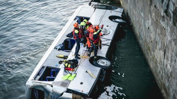 Ιταλία: τουριστικό πούλμαν έπεσε σε ποτάμι στο Τορίνο - νεκρός ο οδηγός