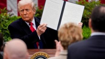 Στα άκρα ο εμπορικός «πόλεμος» του Τραμπ - Στόχος Ασία και Ευρώπη