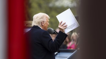 Σοκ στην αγορά ενέργειας: ο Τραμπ «κόβει» τις επιδοτήσεις για τα φωτοβολταϊκά