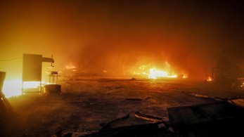 Φωτιά  σε αποθήκη στη Ριτσώνα: κινητοποίηση της Πυροσβεστικής με 25 πυροσβέστες [εικόνες]
