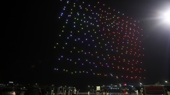 25η Μαρτίου: το φαντασμαγορικό drone show στον δήμο Βάρης-Βούλας-Βουλιαγμένης (video)