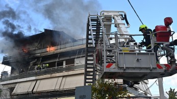 Φωτιά σε διαμέρισμα στο Χαϊδάρι: Η πυροσβεστική απεγκλώβισε δύο ανθρώπους από την ταράτσα