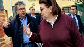 Μενδωνίζομαι: ρήμα παθητικής φωνής