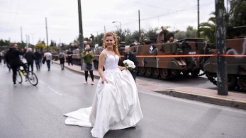 Στη στρατιωτική παρέλαση στο Σύνταγμα με το... νυφικό (photos)