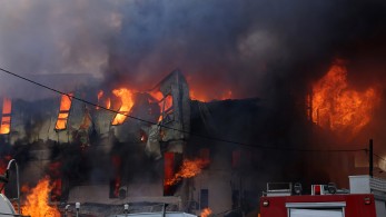 Καίγεται ακόμη το εργοστάσιο ξυλείας στο Ηράκλειο: Δεν κινδυνεύουν άλλες βιομηχανίες