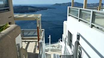 Η Σαντορίνη επιστρέφει στην κανονικότητα: Έφτασε το πρώτο κρουαζιερόπλοιο στο νησί