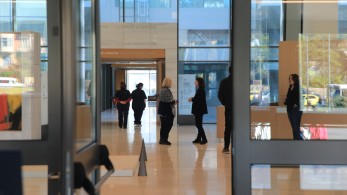 «Δεν έχουμε ξαναζήσει κάτι τέτοιο» - Κλειστή προσωρινά η Πινακοθήκη μετά τον βανδαλισμό