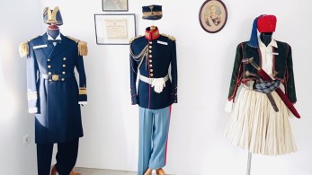 Στρατιωτικές στολές βγαλμένες μέσα από την ελληνική Ιστορία στον δήμο Γλυφάδας