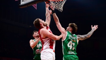 Κόκκινη κυριαρχία στο ΣΕΦ: Ο Ολυμπιακός «κατάπιε» τον Παναθηναϊκό με 76-74