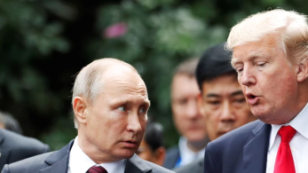 Οι αντιπροσωπείες ΗΠΑ-Ρωσίας στη συνάντηση Τραμπ-Πούτιν και μια ηχηρή απουσία