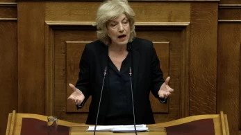 Ο Τσίπρας επιστρέφει, αλλά η Αναγνωστοπούλου του επιτίθεται: άθλια η διαχείριση της ήττας του ΣΥΡΙΖΑ