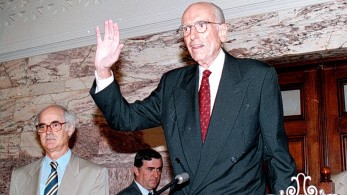Ανδρέας Παπανδρέου: στο «σφυρί» η θρυλική Mercedes-Benz 280 SE του 1981 - η ιστορία της (video) Ανδρέας Παπανδρέου: στο «σφυρί» η θρυλική Mercedes-Benz 280 SE του 1981 - η ιστορία της (video)
