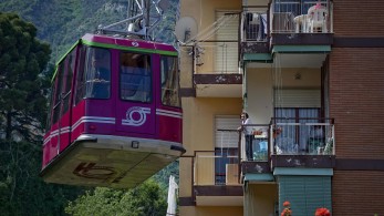 Δυστύχημα στη Νάπολι: Τέσσερις νεκροί από πτώση τελεφερίκ (video)