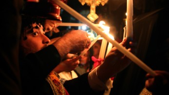 Χριστός Ανέστη: με τιμές αρχηγού κράτους έφτασε στην Ελλάδα το άγιο φως