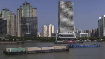 Ένα βήμα πίσω από την Κίνα στον πόλεμο των δασμών: Εξαιρεί από το 125% προϊόντα από τις ΗΠΑ