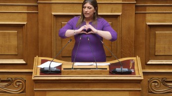 Με κληρονομικό χάρισμα η Κωνσταντοπούλου - Σε προεκλογικές παροχές αποδίδει τα μόνιμα μέτρα στήριξης