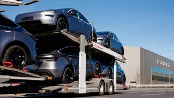 Tesla: το ιστορικό χαμηλό στα αποτελέσματα τριμήνου και πως τα επηρεάζονται από τη σχέση Μασκ - Τραμπ