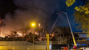 Φωτιά σε κέντρο διαλογής ανακυκλώσιμων απορριμμάτων στο Παρίσι (video)