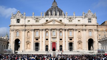Πάπας Φραγκίσκος: στη βασιλική του Αγίου Πέτρου η σορός του - Δείτε live (photos)