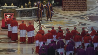 Κηδεία Πάπα Φραγκίσκου: Θα τον τιμήσουν μετανάστες, άστεγοι και φυλακισμένοι (video)