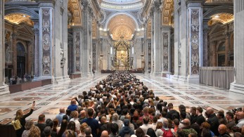 Πάπας Φραγκίσκος: πλήθη πιστών συρρέουν στο Βατικανό (live) - Οι επαφές Τραμπ