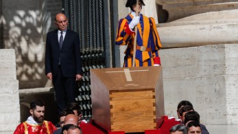 Εψάλη το Χριστός Ανέστη στην κηδεία του Πάπα Φραγκίσκου - Συγκινητικές στιγμές (video) Εψάλη το Χριστός Ανέστη στην κηδεία του Πάπα Φραγκίσκου - Συγκινητικές στιγμές (video)