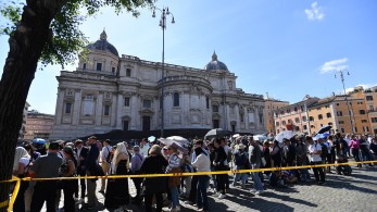 Πάπας Φραγκίσκος: ξεκίνησε προσκύνημα στον τάφο του - Χιλιάδες πιστοί στη Σάντα Μαρία Ματζιόρε (video & photos)
