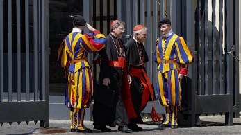 Politico: στρατηγικές και συγκρούσεις στο Βατικανό για την επόμενη ηγεσία