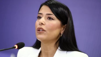 Ζόρια για τη Λατινοπούλου: Οι κακές δημοσκοπήσεις και οι αποστάσεις από τον Τραμπ