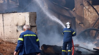 Φωτιά σε σταθμευμένα οχήματα έξω από αποθήκη στα Χανιά