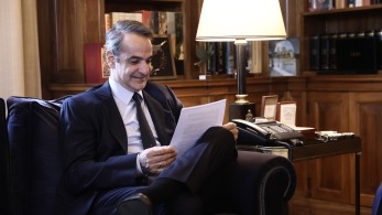 Ο Μητσοτάκης ξέρει να κερδίζει την κοινωνία