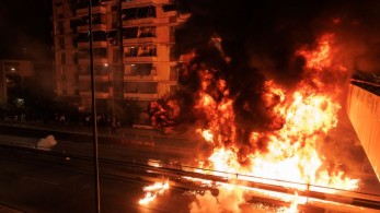 Εμπόλεμη ζώνη θύμιζε η Ανάσταση στον Νέο Κόσμο - Μολότοφ, εκρήξεις και συλλήψεις έξω από τον ναό της Αναλήψεως (phtotos & video)