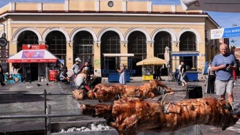 Όλη η Ελλάδα μια μεγάλη παρέα - Πάσχα με οβελία, κέφι και χορούς (photos)