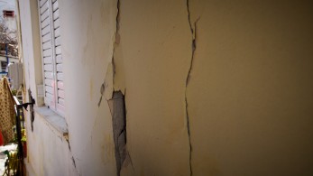 Στις Βούτες Ηρακλείου εκτάκτως ο Λέκκας μετά τα ρήγματα που εμφανίσθηκαν σε σπίτια και δρόμους στην περιοχή