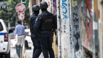 Εξάρχεια: μεγάλη επιχείρηση της ΕΛΑΣ σε υπό κατάληψη κτήριο