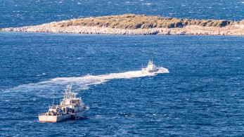 Ταχύπλοο με μετανάστες ακινητοποιήθηκε στη Χίο - Ο διακινητής στα χέρια των Αρχών